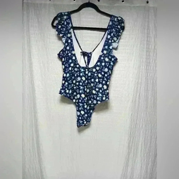 One Piece Flowered Ruffled Sleeve Swimsuit.  Ladies size Xl - Picture 4 of 5